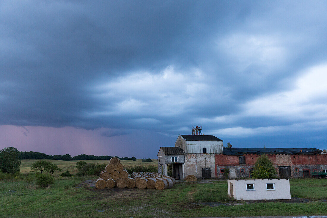 Gewitter über einem Bauernhof, Biosphärenreservat Schorfheide-Chorin, Neudorf, Friedenfelde, Uckermark, Brandenburg, Deutschland