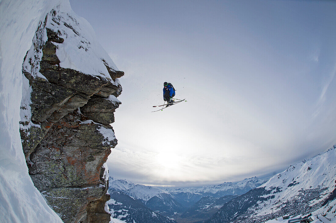 Skifahrer macht 360er, Verbier, Schweiz
