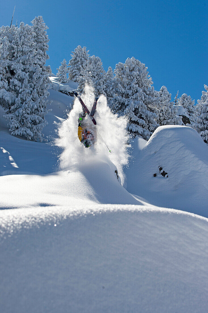 Skifahrer macht Backflip im Wald, Kaltenbach, Zillertal, Österreich