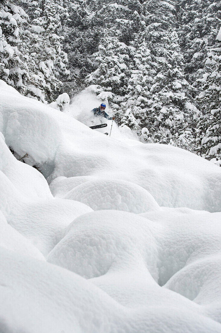 Skifahrer im Wald fährt Lichtung hinab, Gerlos, Zillertal, Österreich