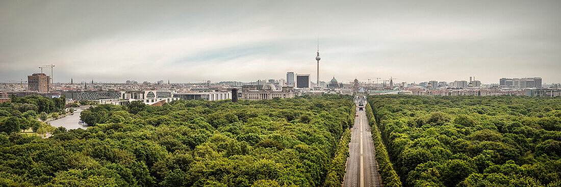 Ausblick von Siegessäule, Blick auf Regierungsviertel, Reichstag, Brandenburger Tor, die Spree, Rotes Rathaus, Alexanderplatz, Fernsehturm und Gendarmenmarkt, Straße des 17. Juni gesperrt wegen WM public viewing, Bundeshauptstadt Berlin, Deutschland