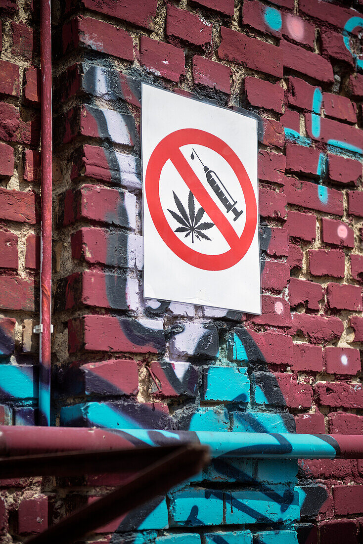 Verbotshinweis auf Drogenkonsum an einer mit Graffiti besprühten Wand in Berlin Friedrichshain, Bundeshauptstadt Berlin, Deutschland