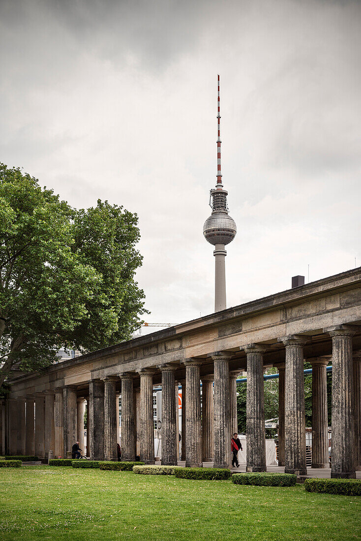 Berliner Fernsehturm hinter Säulengang bei Alter Nationalgalerie, Museumsinsel, Bundeshauptstadt Berlin, Deutschland