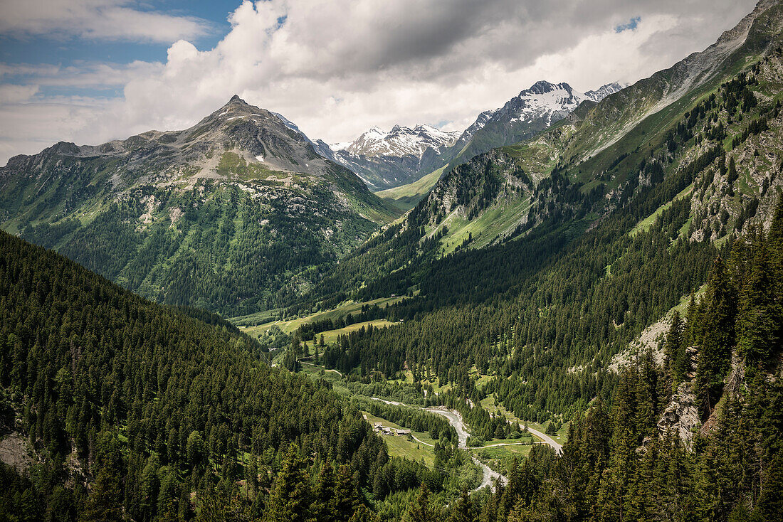 Blick auf Alpengipfel beim Pass nahe Silvaplanersee bei St. Moritz, Grenzregion Schweiz, Italien
