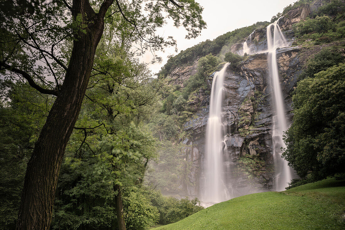 die zwei Kaskaden des Wasserfalls Cascata dell' acquafraggia, Region Comer See, Lombardei, Italien