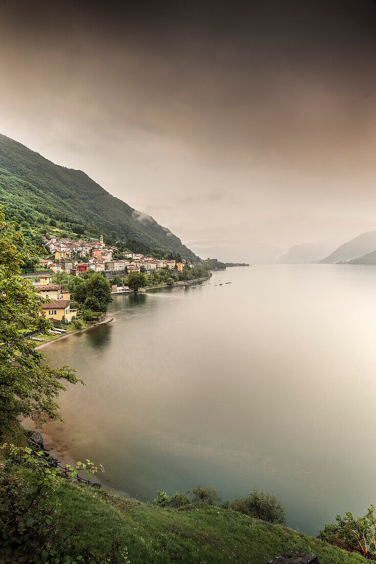 Steilküste mit Blick auf Dorf Dorio bei Regen, Comer See, Lago di Como, Lombardei, Italien, Europa