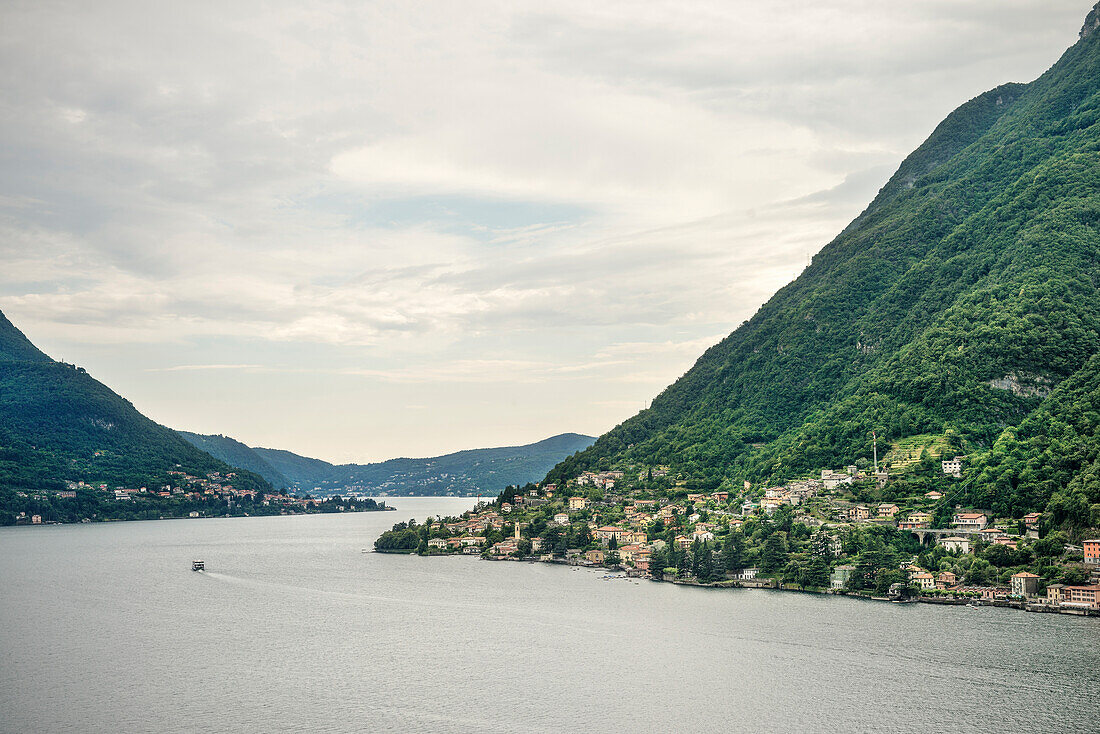 Schiff fährt an Cadenabbia vorbei, Comer See, Lago di Como, Lombardei, Italien, Europa