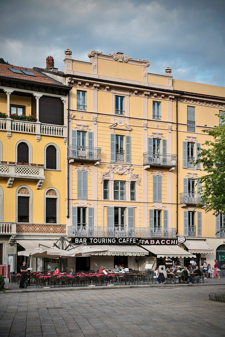 gemütliches Café vor historischer Fassade, Como Stadt, Comer See, Lago di Como, Lombardei, Italien, Europa