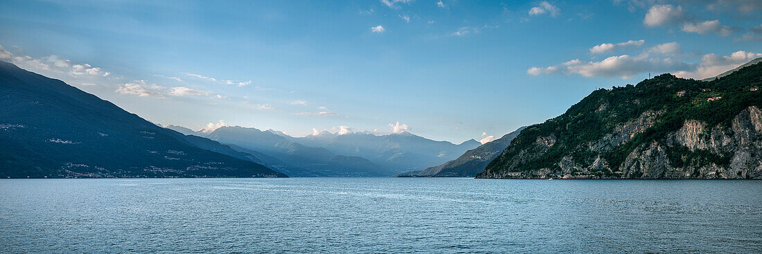See und Berg Panorama bei Überfahrt von Menaggio nach Varenna, Comer See, Lago di Como, Lombardei, Italien, Europa