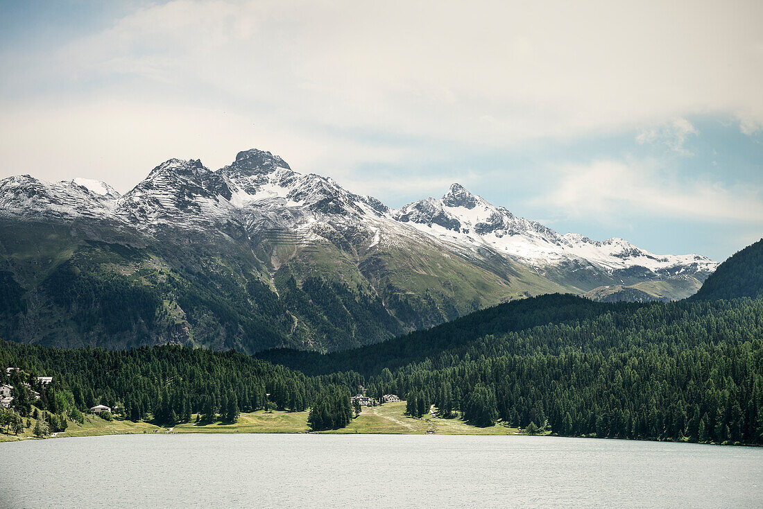 Schneebedeckte Gipfel der Alpen am St. Moritzersee, St. Moritz, Engadin, Graubünden, Schweiz