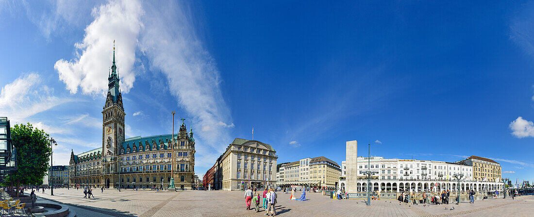 Panorama von Hamburg mit Rathaus, Barlach-Stele und Alsterarkaden am Rathausmarkt in Hamburg, Hamburg, Deutschland