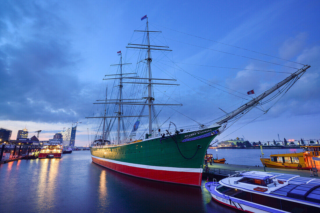 Elbufer mit Museumsschiff Rickmer Rickmers und Elbphilharmonie im Hintergrund, Landungsbrücken, Hamburg, Deutschland