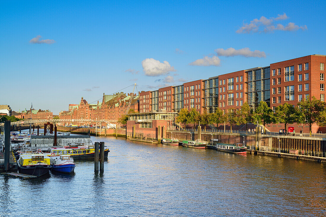 Inland port with old and modern buildings of the old Warehouse district, Warehouse district, Speicherstadt, Hamburg, Germany