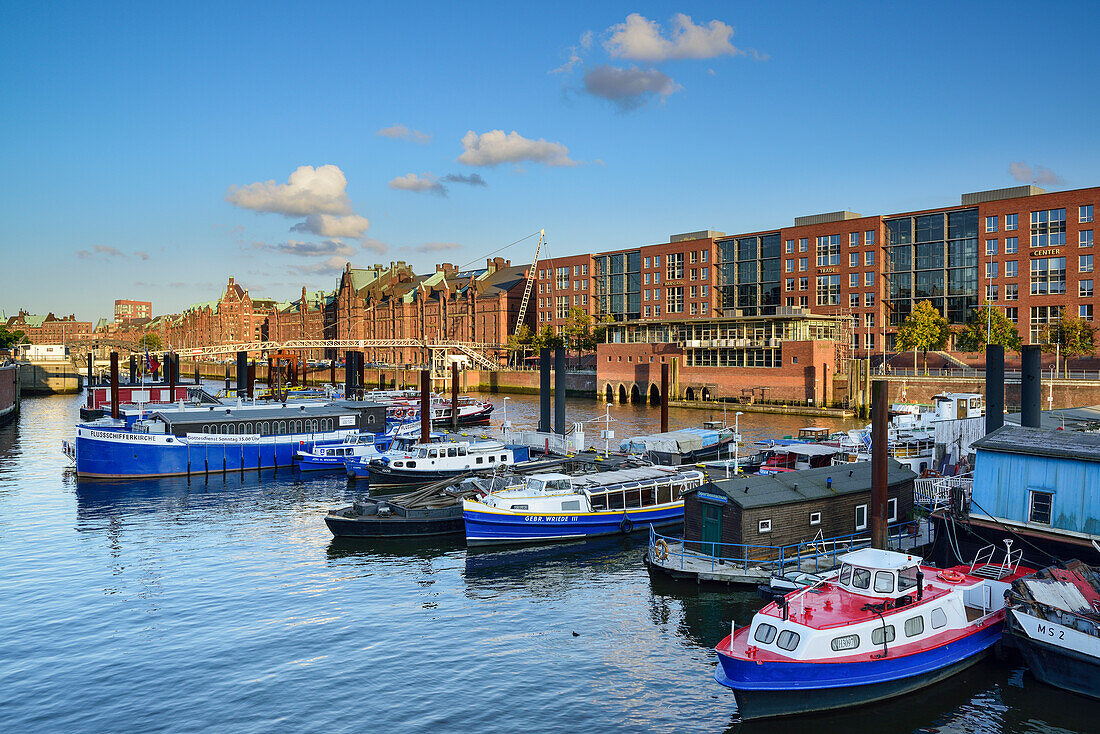 Schiffe im Binnenhafen mit alten und modernen Gebäuden der Speicherstadt, Speicherstadt, Hamburg, Deutschland