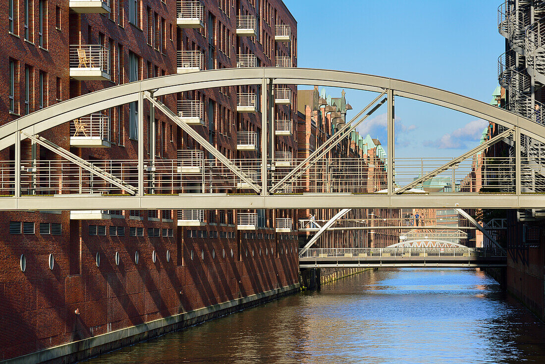 Brücken und moderne Gebäude der Speicherstadt, Kehrwiederspitze, Speicherstadt, Hamburg, Deutschland