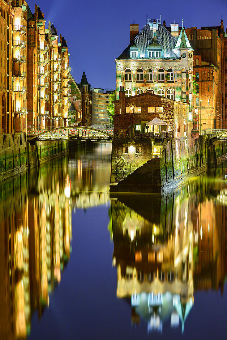 Illuminated buildings of warehouse district, Hollaendischbrookfleet, Warehouse district, Speicherstadt, Hamburg, Germany