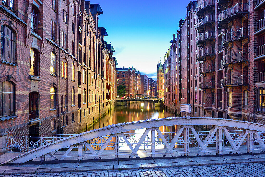 Bridge Kannengiesserortbruecke and illuminated buildings of warehouse district, Warehouse district, Speicherstadt, Hamburg, Germany