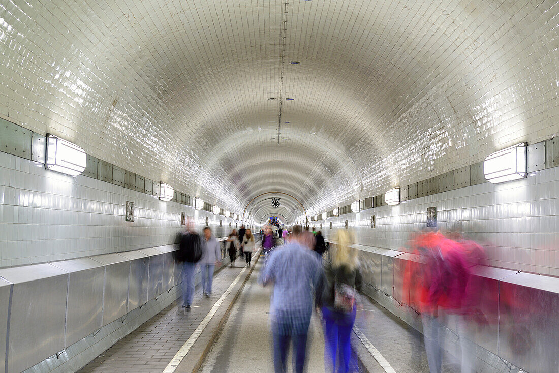 Personen gehen durch Alter Elbtunnel, Alter Elbtunnel, Hamburg, Deutschland