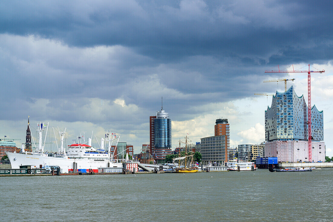 Elbe mit Blick auf Kirche St. Katharinen, Museumsschiff Cap San Diego, Hanseatic Trade Center und Elbphilharmonie, Hamburg, Deutschland