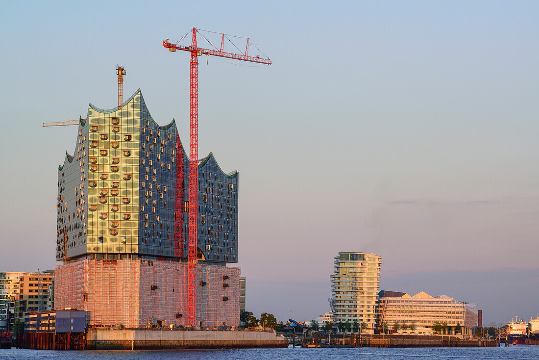 Elbphilharmonie und Marco Polo Tower, Hafencity, Hamburg, Deutschland