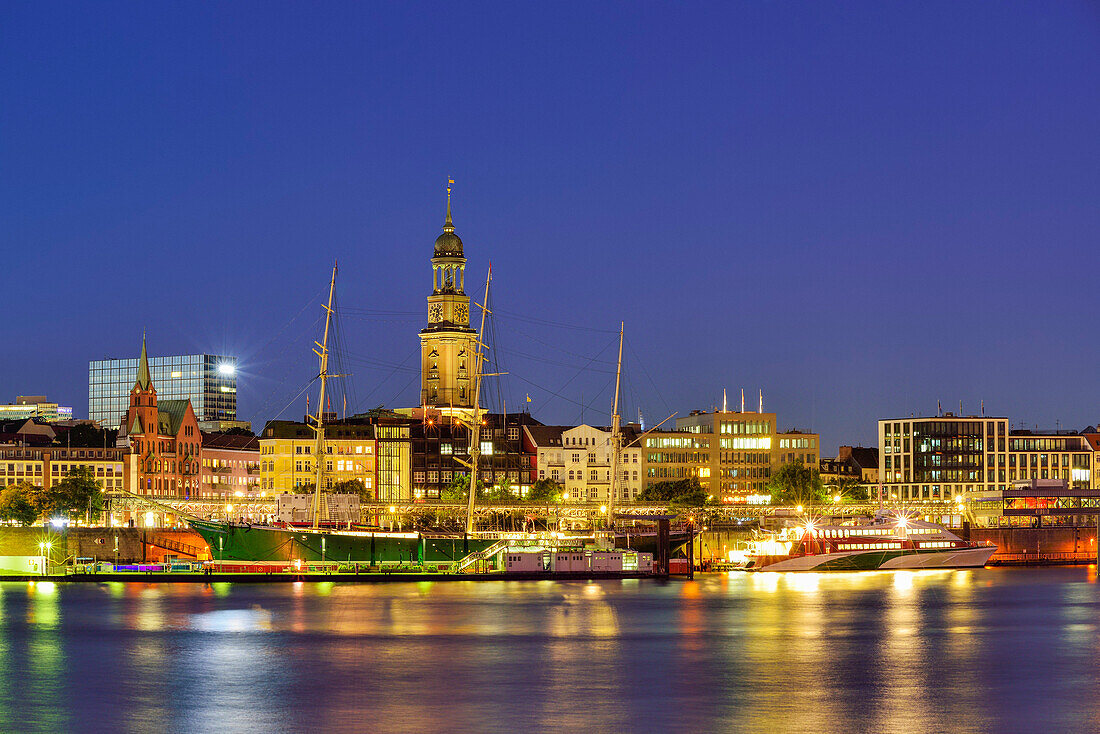 Elbufer mit Museumsschiff Rickmer Rickmers und Kirche St. Michaelis, Michel, im Hintergrund bei Nacht, Hamburg, Deutschland