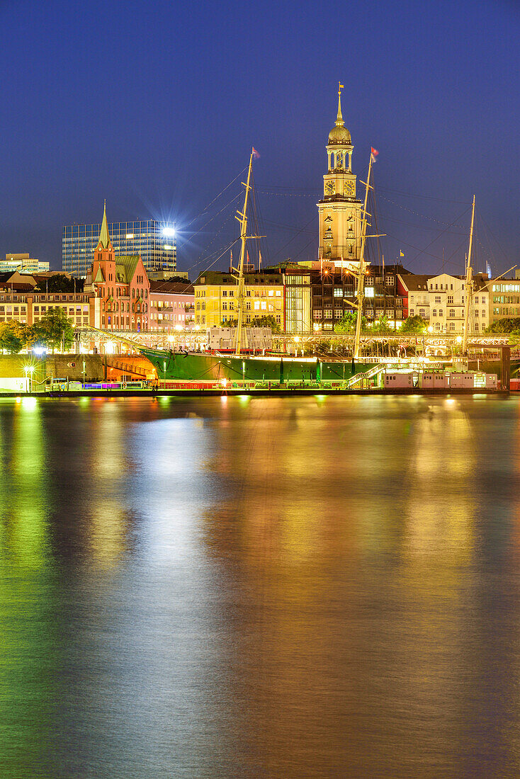 Elbufer mit Museumsschiff Rickmer Rickmers und Kirche St. Michaelis, Michel, im Hintergrund bei Nacht, Hamburg, Deutschland