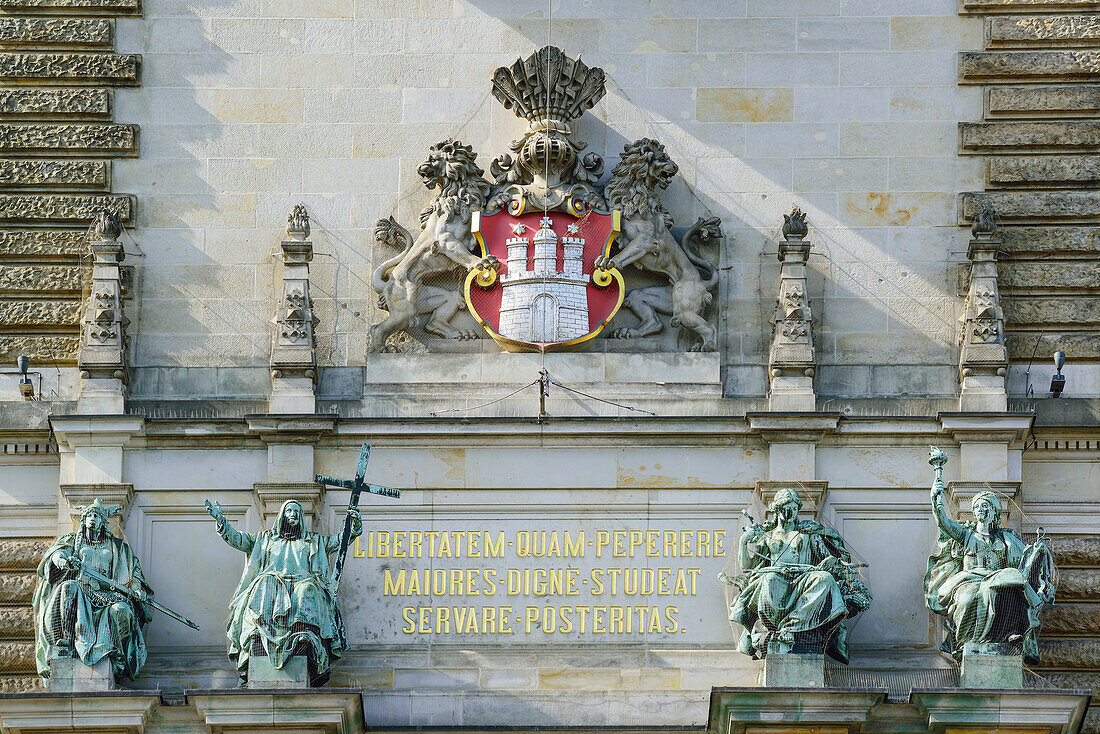 Stadtwappen und Leitspruch am Rathausturm von Hamburg, Hamburg, Deutschland