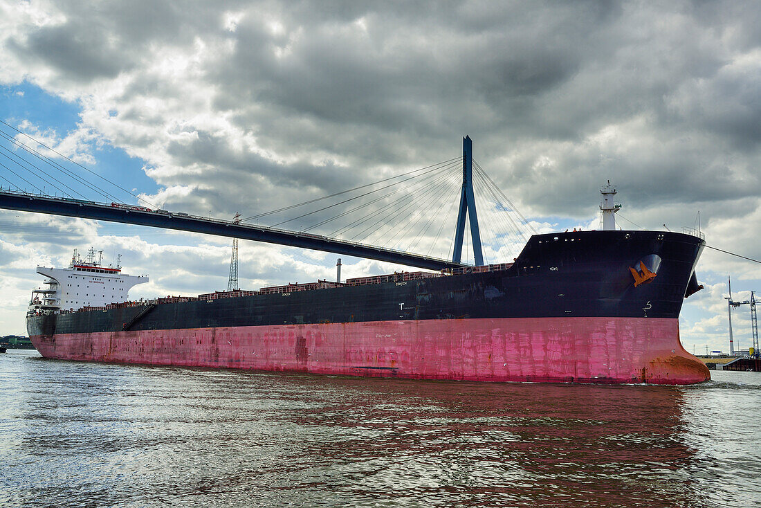 Frachtschiff fährt auf Elbe unter Köhlbrandbrücke hindurch, Elbe, Hamburg, Deutschland