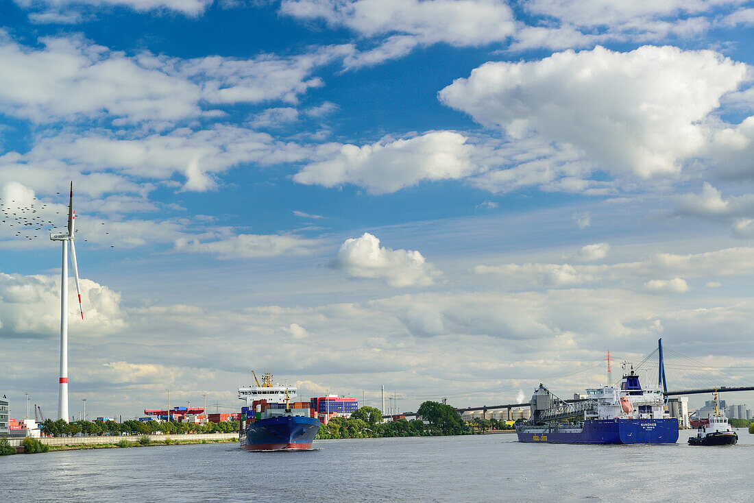 Schiffe auf der Elbe mit Köhlbrandbrücke im Hintergrund, Elbe, Hamburg, Deutschland