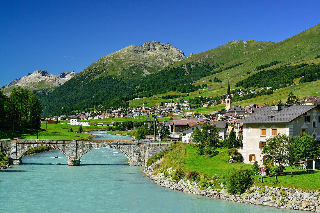 Blick über Inn auf S-chanf, La Plaiv, Oberengadin, Engadin, Kanton Graubünden, Schweiz