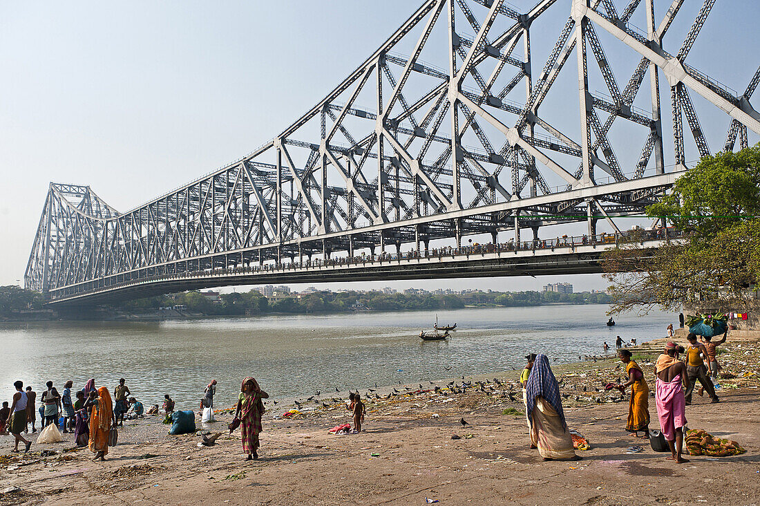 The Howrah Bridge is a bridge that spans the Hooghly River in West Bengal, India. It was originally named the New Howrah Bridge because it links the city of Howrah to its twin city, Kolkata Calcutta,. On 14 June 1965 it was renamed Rabindra Setu, after Ra