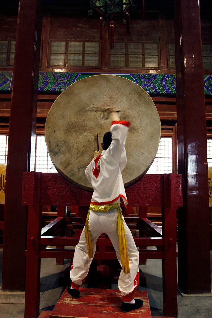 Man playing the traditional chinese drums