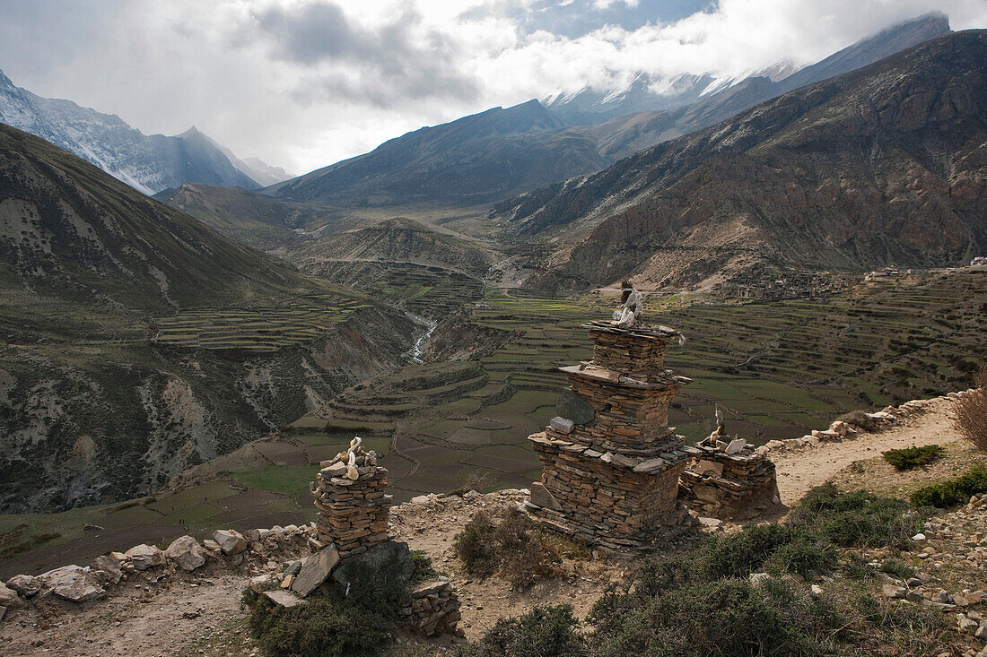 Buddhist chortens at first view of Naar village on the right and Kangla Pass on extreme left. Naar Phu Valley, Manang, Nepal.