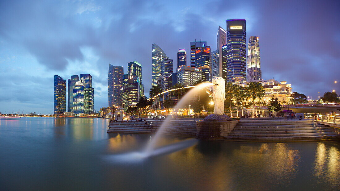 The Merlion Statue with the city skyline in the background, Marina Bay, Singapore, Southeast Asia, Asia