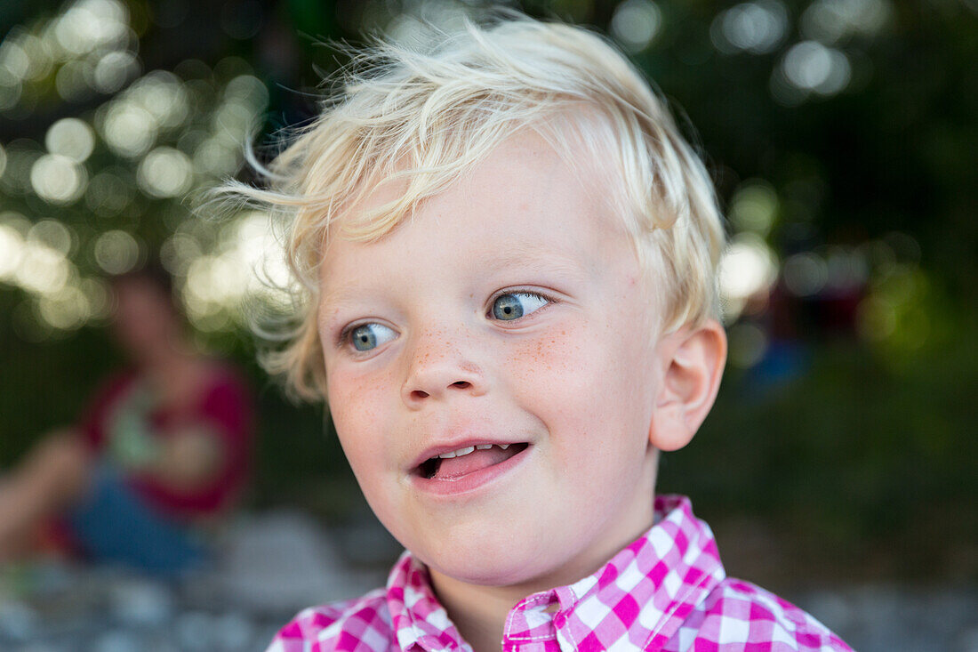 Junge (4 Jahre), Klintholm, Insel Mön, Dänemark