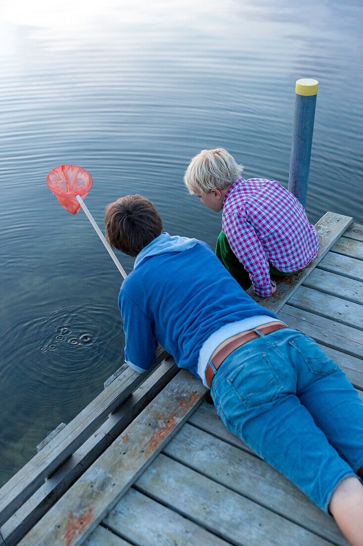 Mutter und Sohn (4 Jahre) auf einem Steg, Gedser, Falster, Dänemark