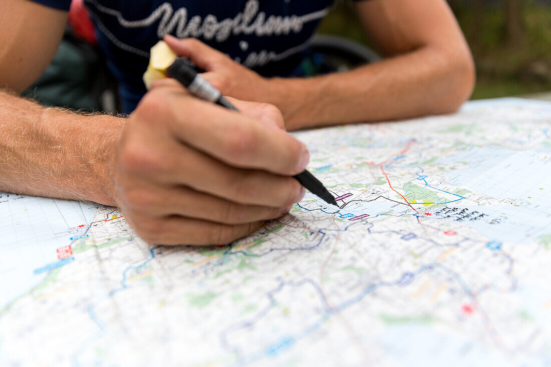 Mann plant Route auf einer Landkarte, Marielyst, Falster, Dänemark