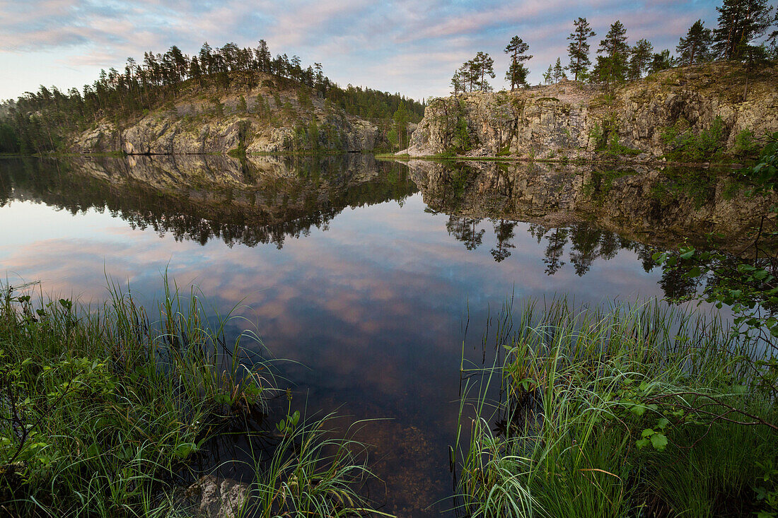 Mitternacht am See Ristikallio, Nationalpark Oulanka, Nordösterbotten, Finnland