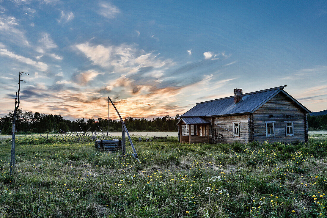 Nachgebautes Siedlerhaus, Andenken an die finnischen Siedler in Vartiolampi, Paanajärvi Nationalpark, Republik Karelien, Russland