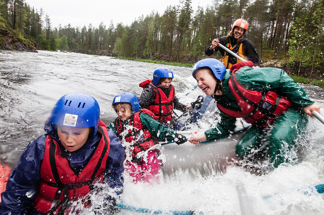 Rafting auf der Family Route auf dem Fluss Kitkajoki, Nationalpark Oulanka, Nordösterbotten, Finnland