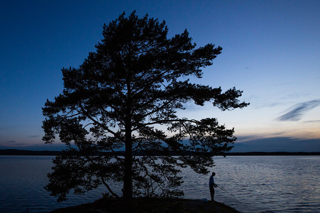 Mann beim Angeln am Värmelnsee, Värmland, Schweden