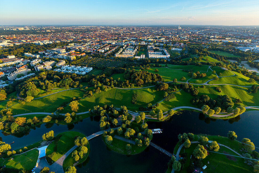 Blick vom Olympiaturm nach Süden über den Olympiapark in die Altstadt, München, Oberbayern, Bayern, Deutschland