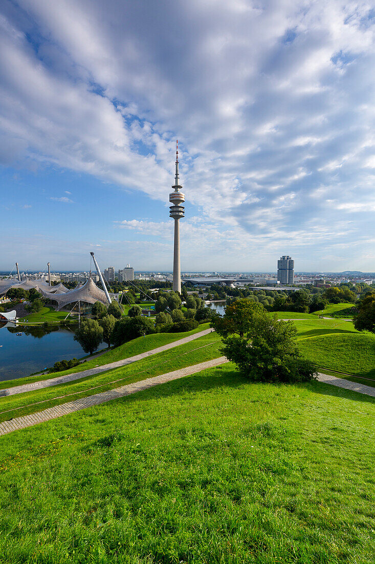 Blick vom Olympiaberg auf Olympiaturm und BMW Gebäude, im Hintergrund Allianzarena und Fröttmaniger Schuttberg, München, Oberbayern, Bayern, Deutschland