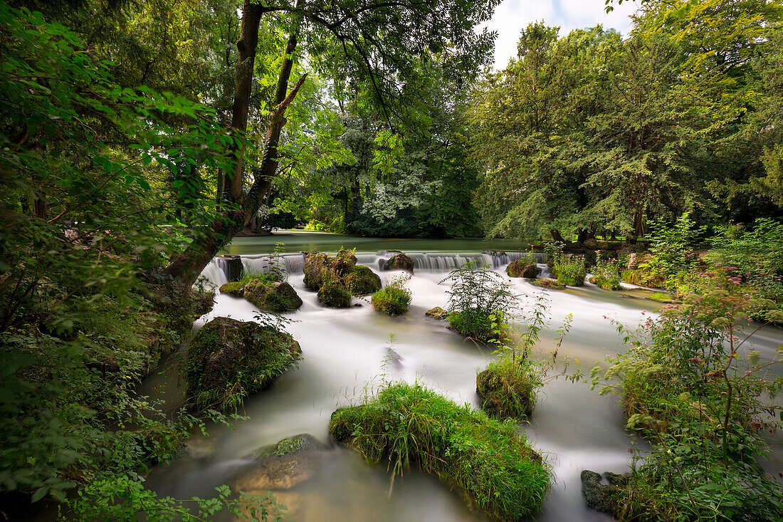 Eisbachwasserfall im Englischen Garten, München, Oberbayern, Bayern, Deutschland