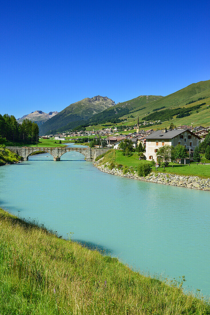 Blick über Inn auf S-chanf, La Plaiv, Oberengadin, Engadin, Kanton Graubünden, Schweiz