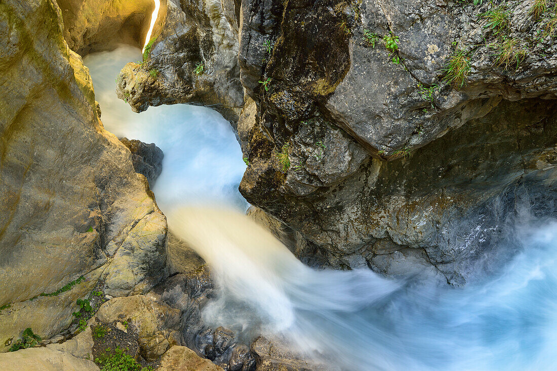 Bach fließt durch eine enge Klamm, Zammer Lochputz, Zams, Tirol, Österreich