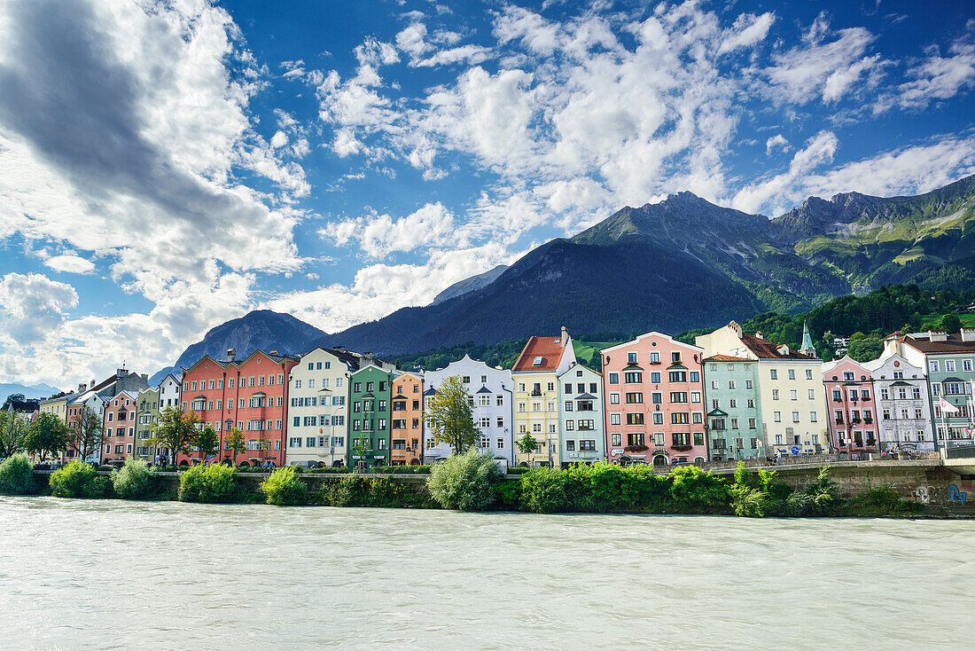 Innzeile mit Karwendel im Hintergrund, Innsbruck, Tirol, Österreich