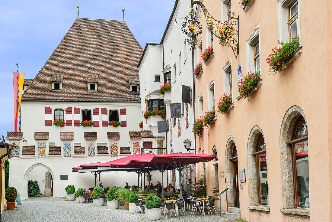 Straßencafe am Rathaus in Hall, Hall, Tirol, Österreich