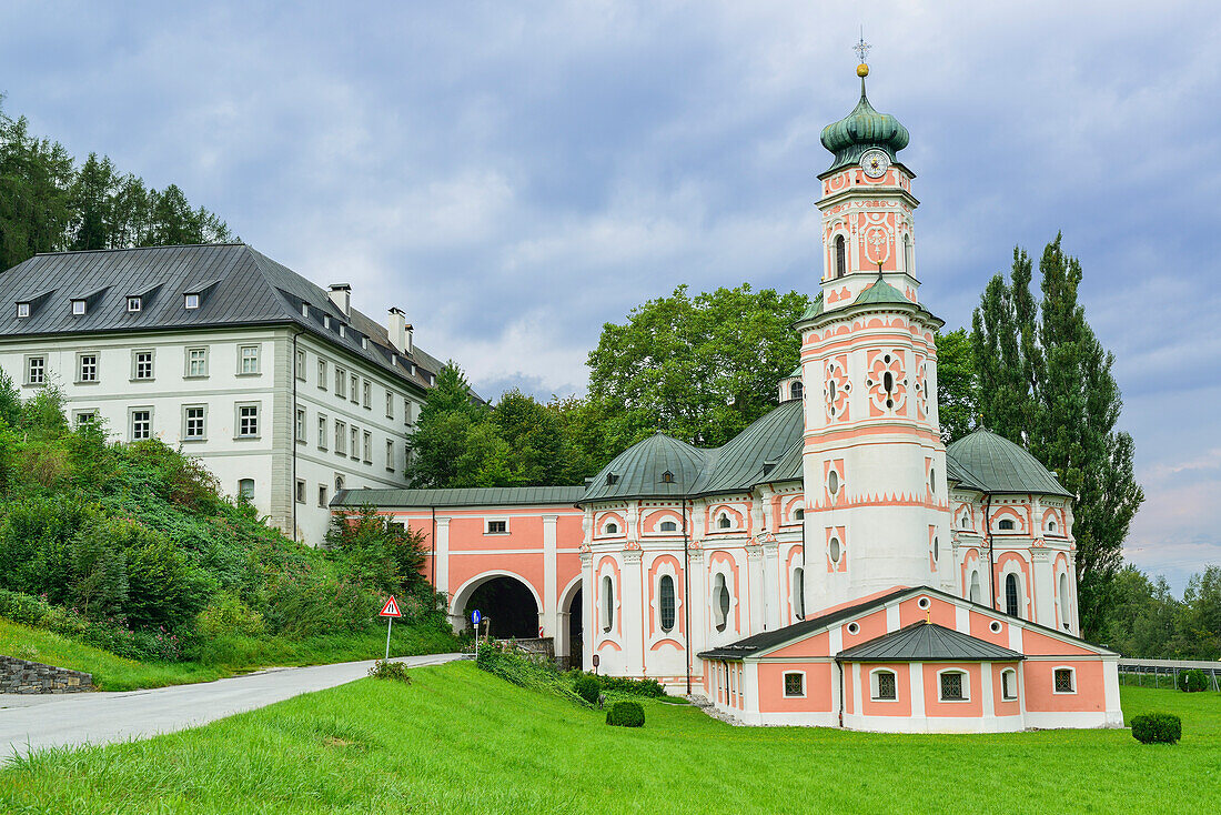 Karlskirche und Servitenkloster, Volders, Tirol, Österreich
