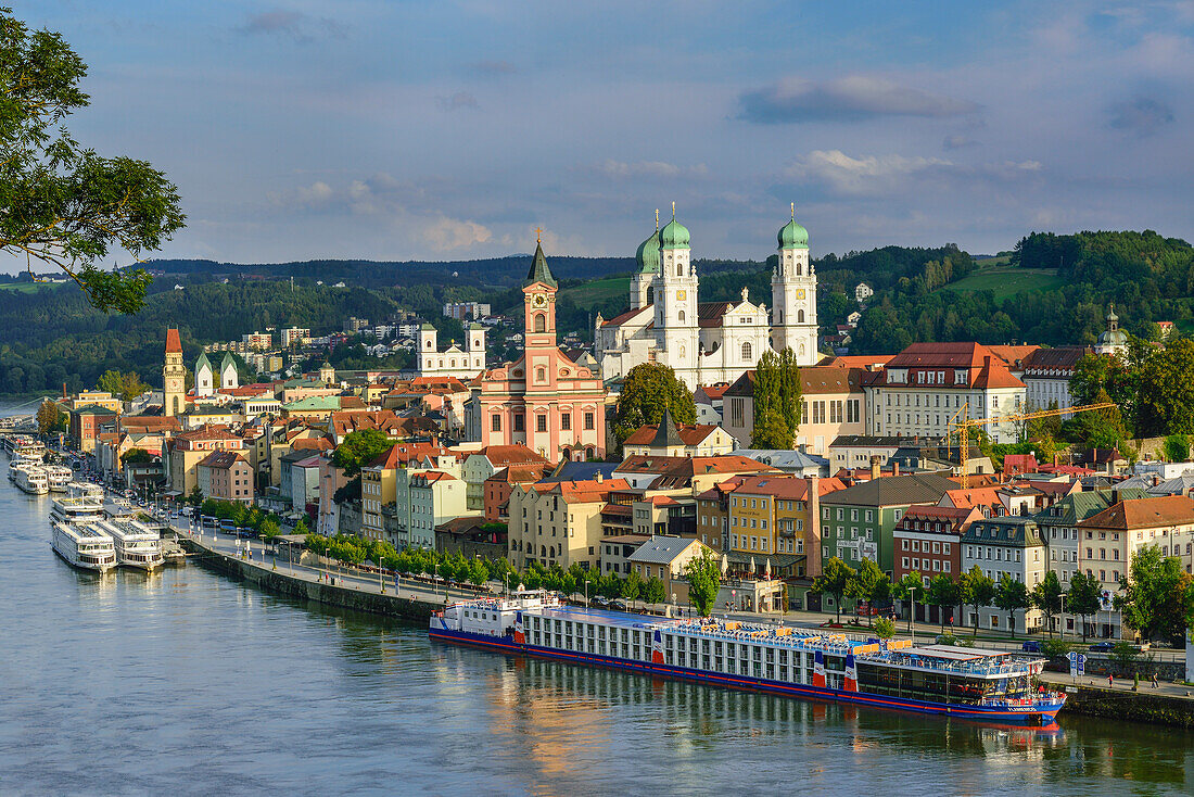 Blick auf Altstadt mit Kirche St. Paul und Dom St. Stephan, Passau, Niederbayern, Bayern, Deutschland